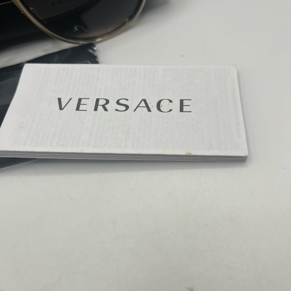 Versace sunglasses like new. With box - Picture 3 of 10